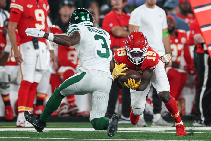 Jets' safety Jordan Whitehead (3) tackles Chiefs' WR Kadarius Toney (19)